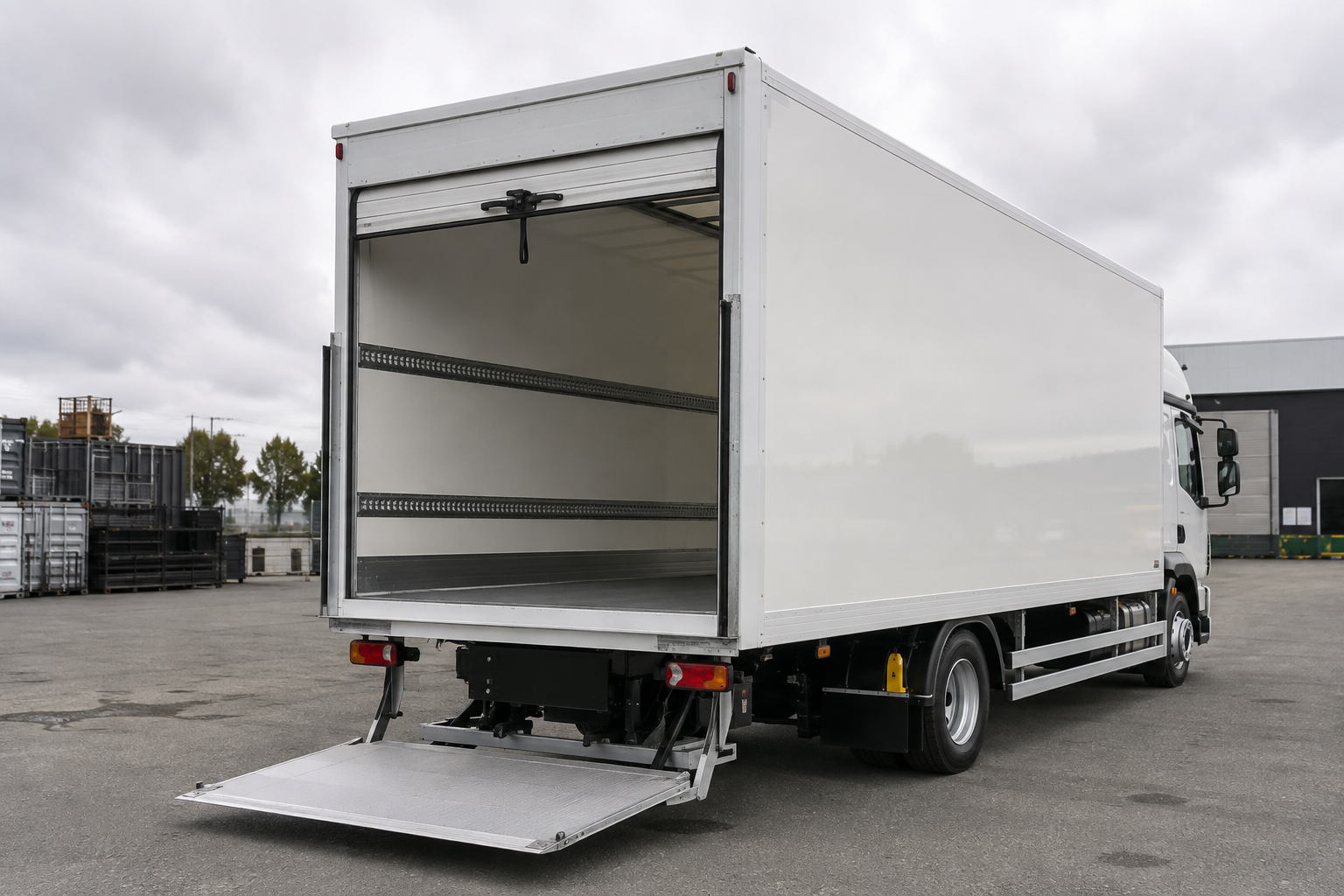 Großer Miettransporter von WR-Umzüge mit Kofferaufbau